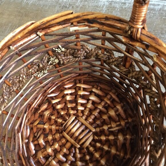 Medium brown round basket with handle rope design farmers market egg collecting - Picture 5 of 6
